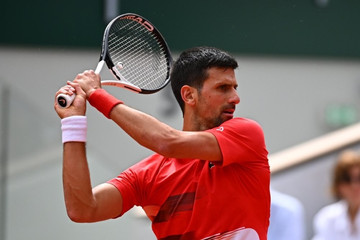 Djokovic 'tốc hành' vào vòng 4 Roland Garros
