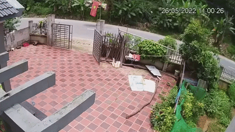 Khoảnh khắc sạt lở đất đá kinh hoàng, người đi đường thoát chết gang tấc