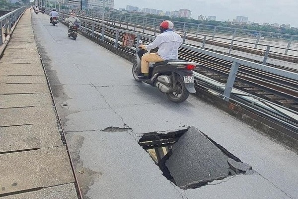 The three-wheeler caused a hole in the surface of the Long Bien bridge