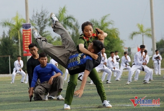 Nữ cảnh sát cơ động ‘đánh gục’ nam thanh niên dùng dao