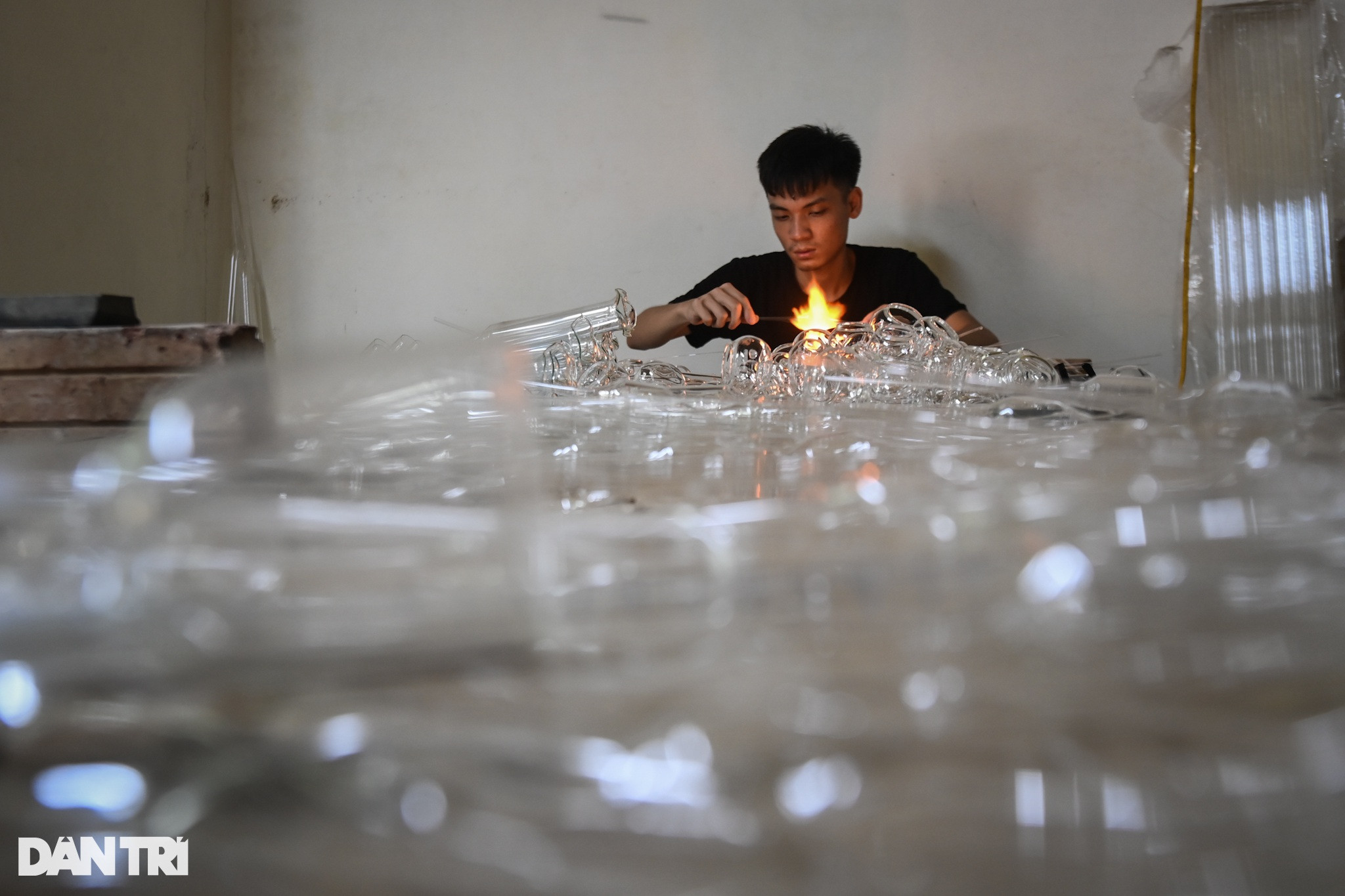 Red fire keeps the traditional glass blowing profession in Hanoi - 11