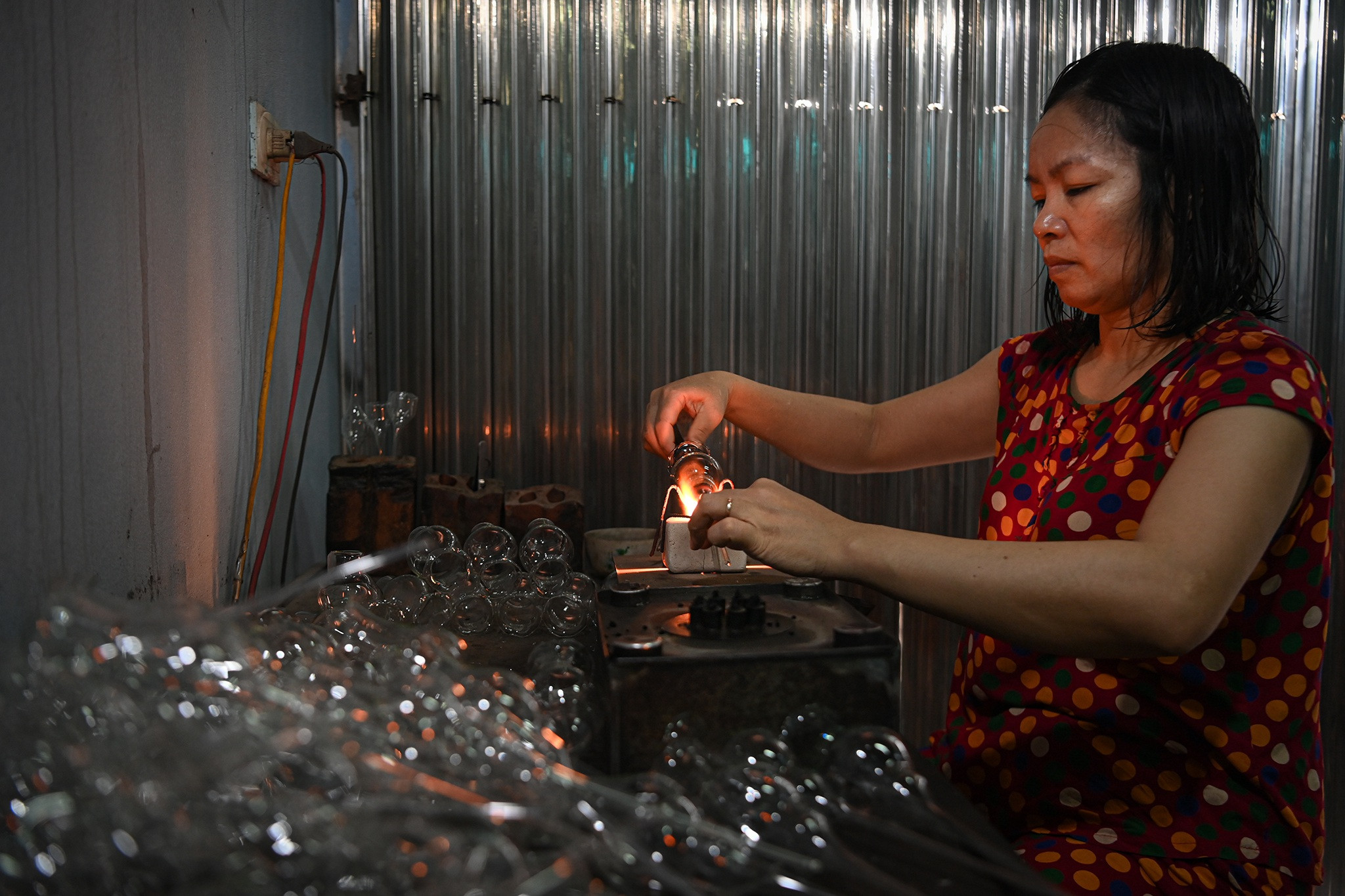 Red fire keeps the traditional glass blowing profession in Hanoi - 4