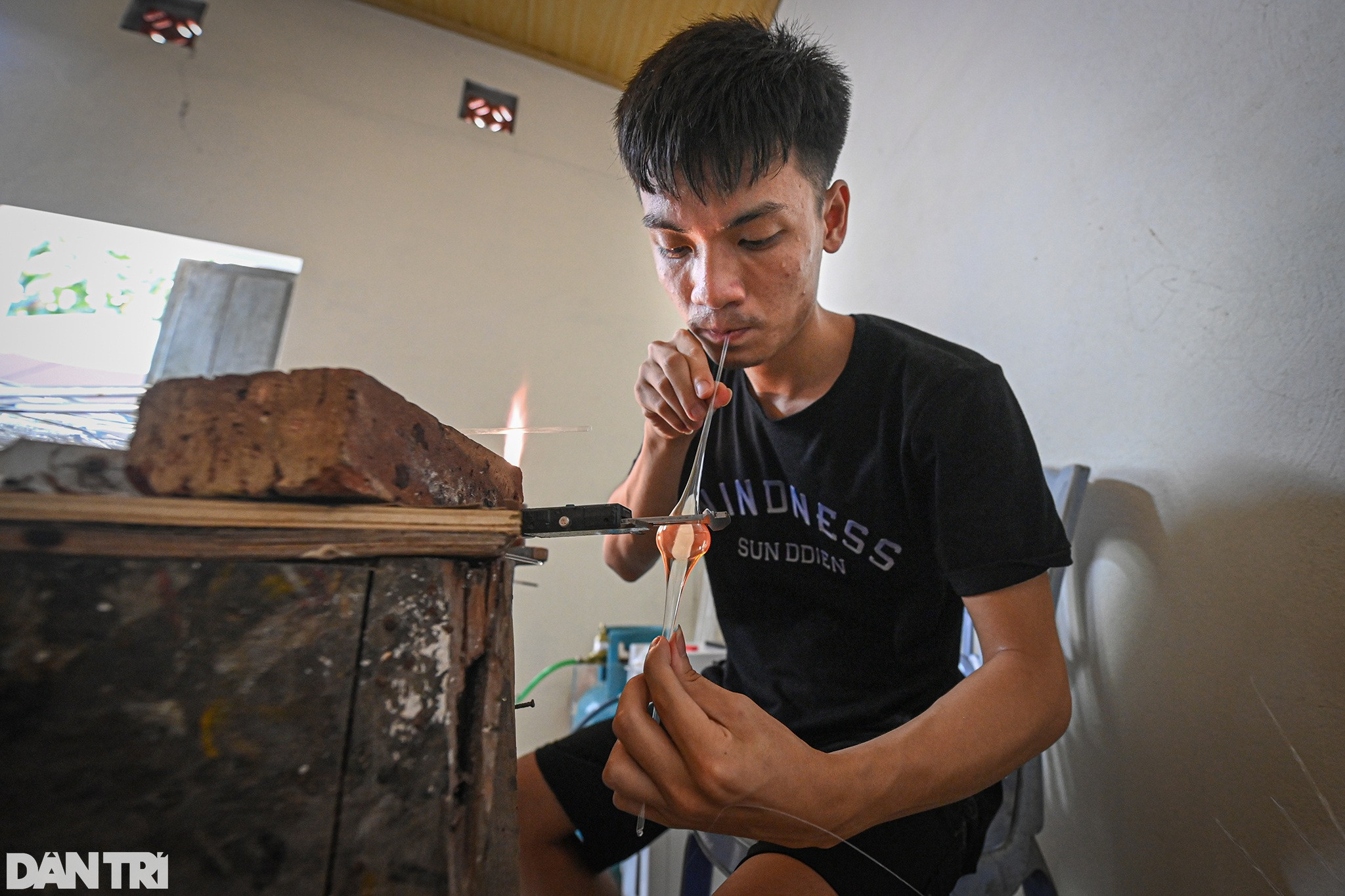 Red fire keeps the traditional glass blowing profession in Hanoi - 12