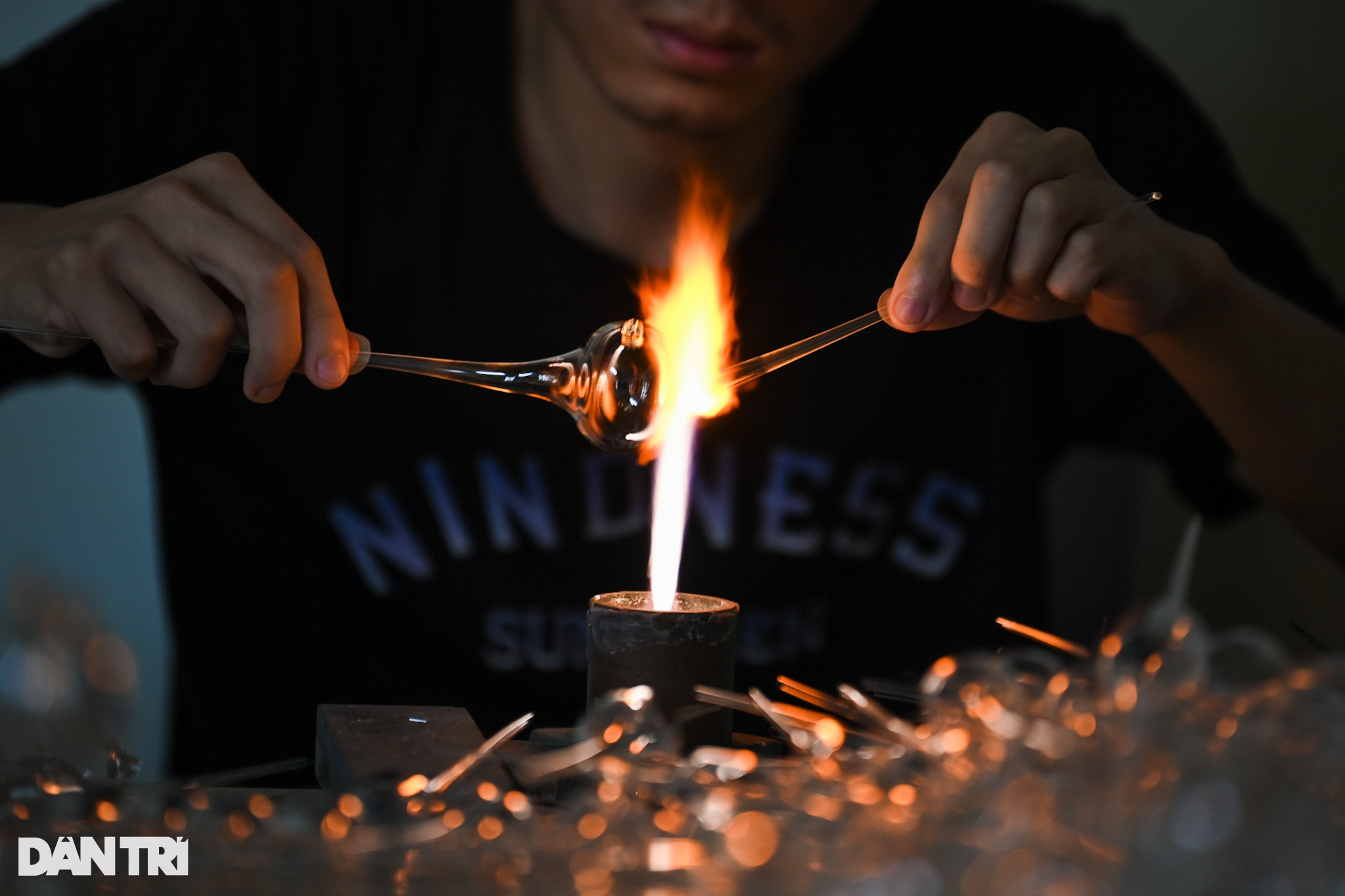 Red fire keeps the traditional glass blowing profession in Hanoi - 13