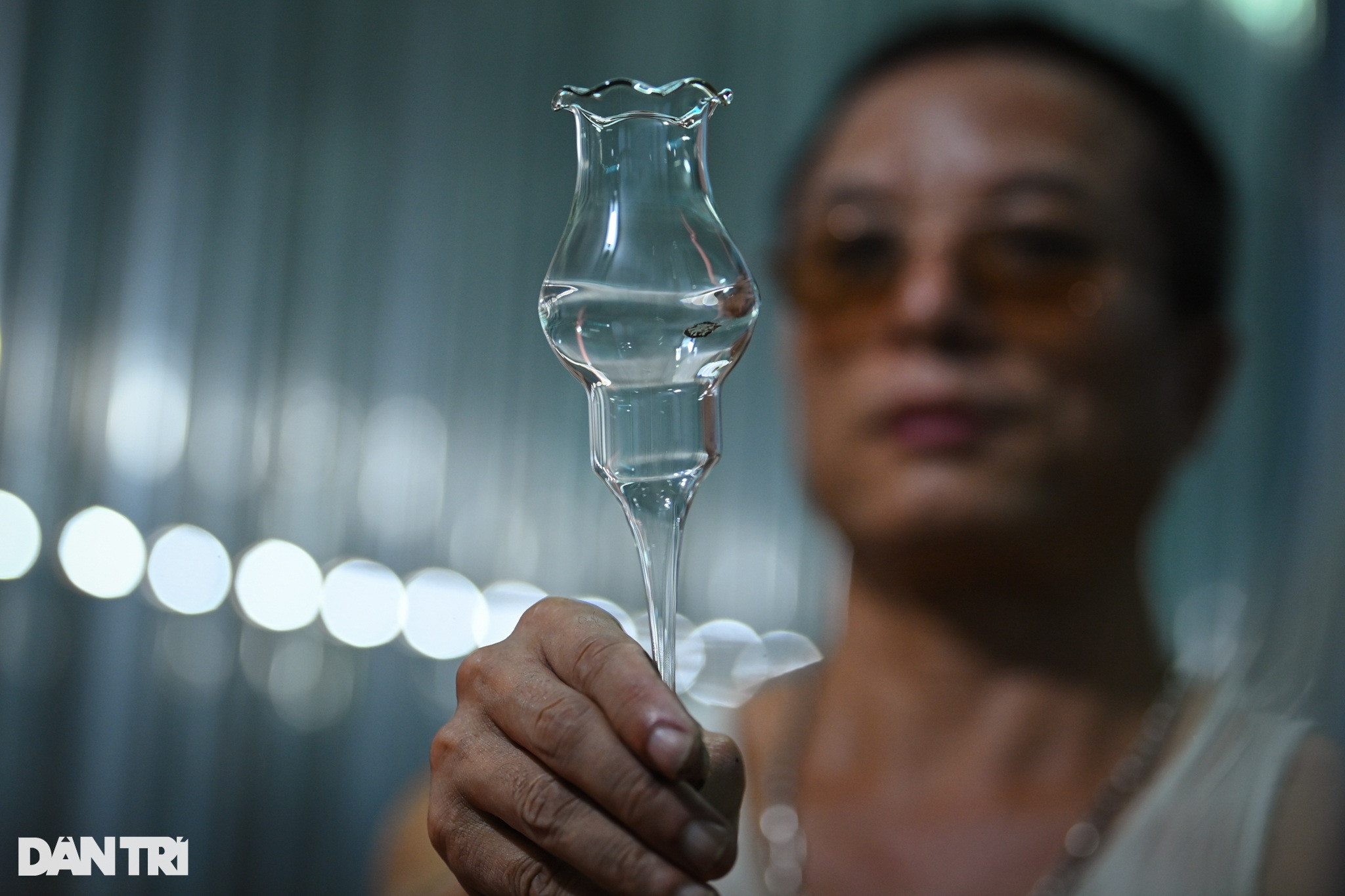 Red fire keeps the traditional glass blowing profession in Hanoi - 9