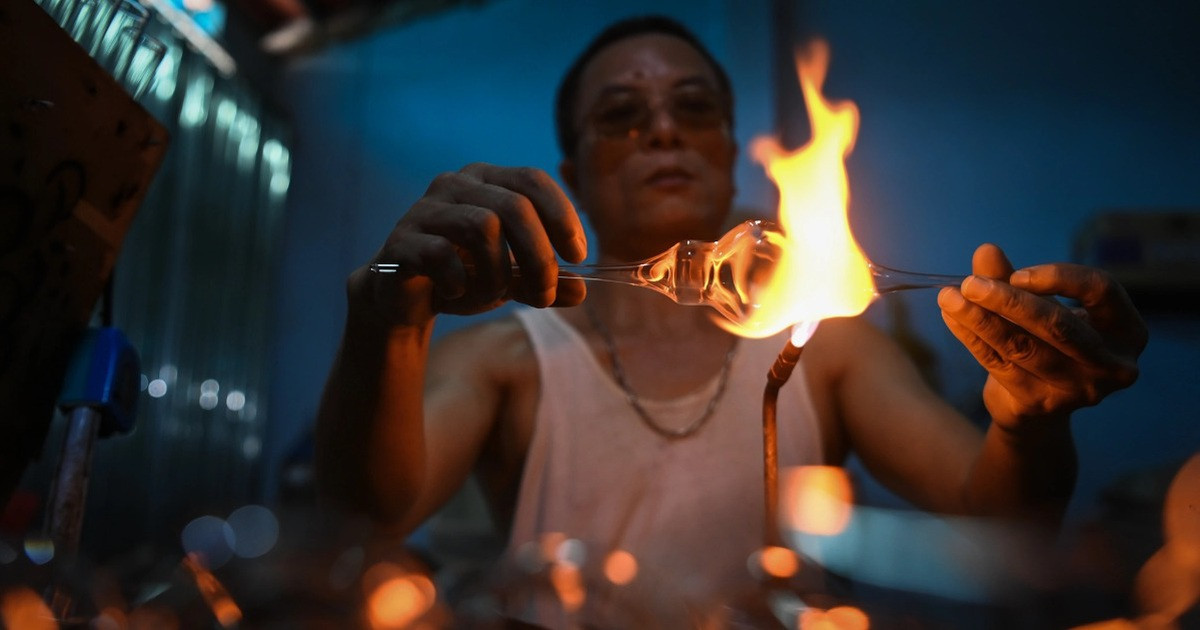 Red fire keeps the traditional glass blowing profession in Hanoi