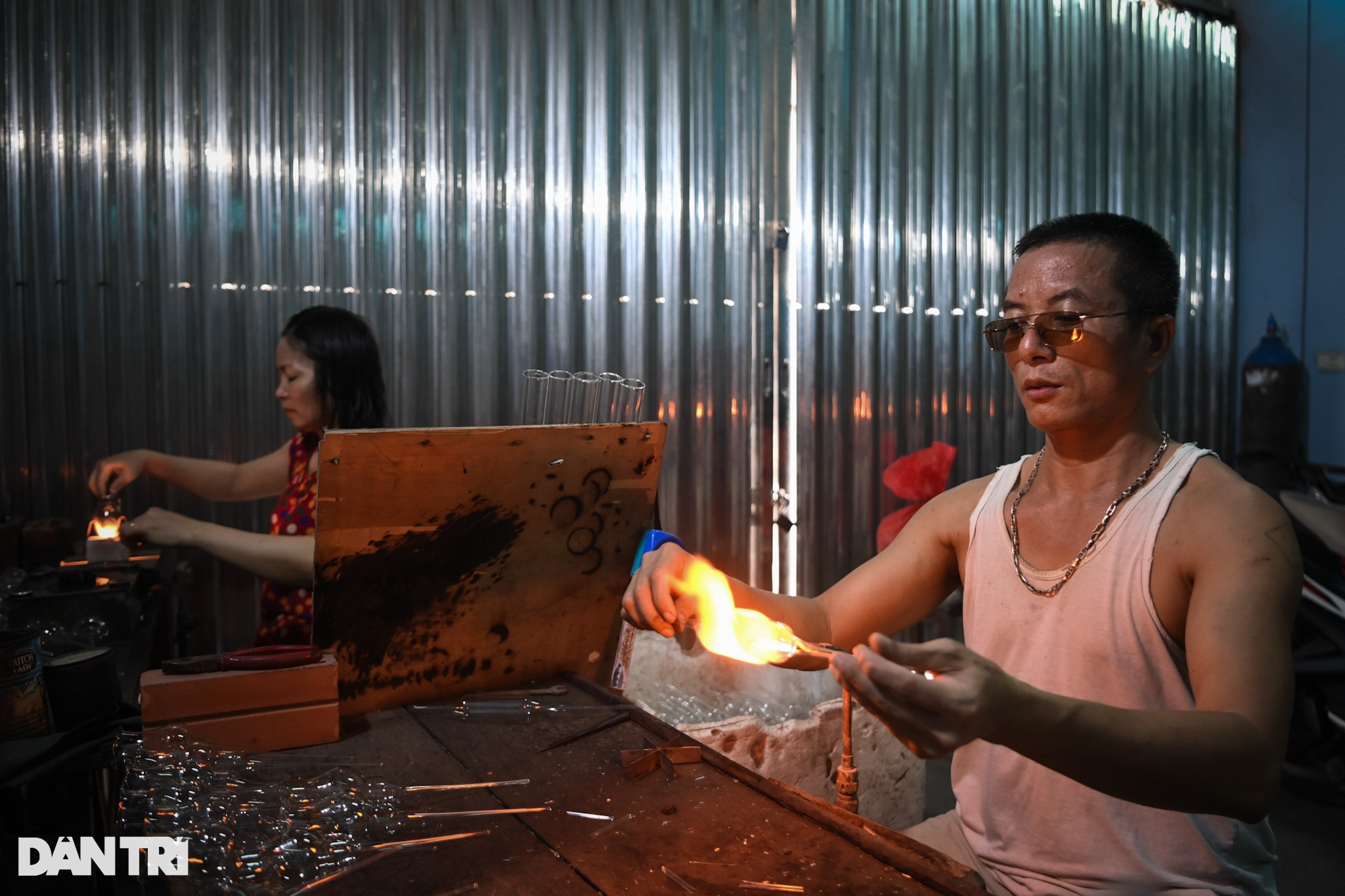 Red fire keeps the traditional glass blowing profession in Hanoi - 1