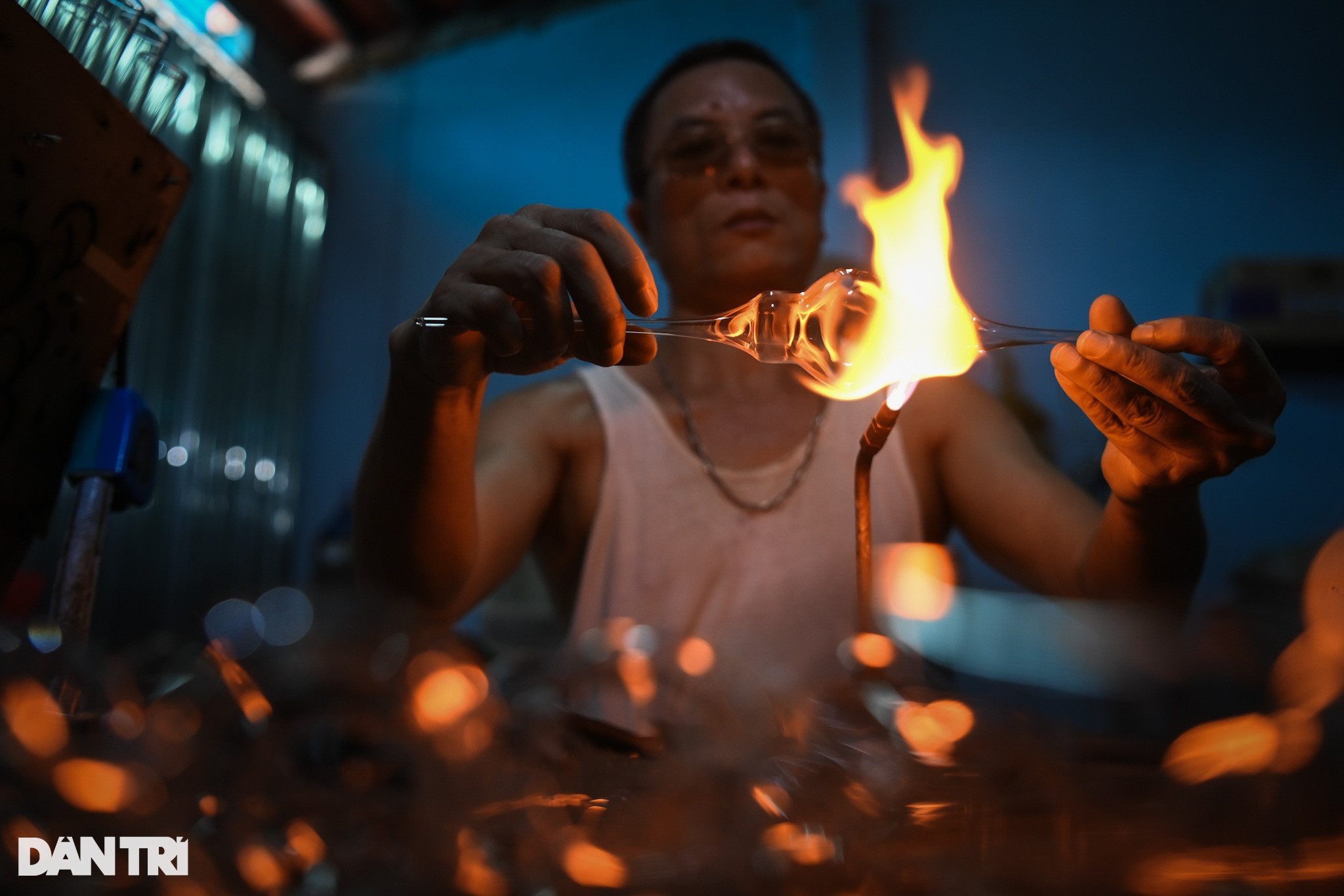 Red fire keeps the traditional glass blowing profession in Hanoi - 2