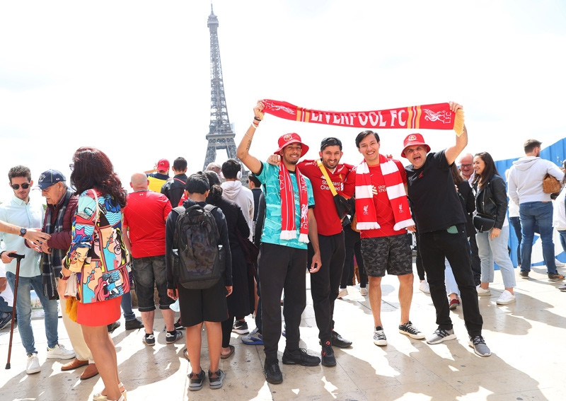 Diễn biến nóng chung kết C1: Fan Real Madrid, Liverpool mở tiệc ở Paris