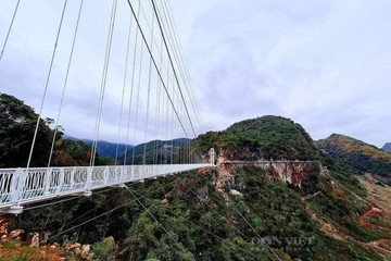 Glass-walking bridge in Moc Chau wins Guinness world record