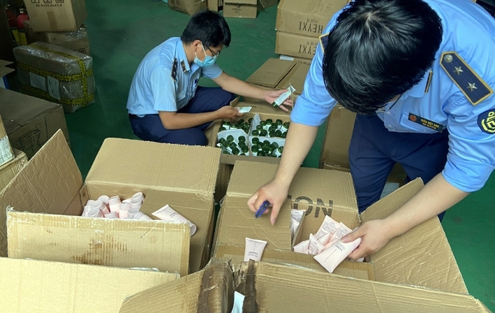 Briefly the warehouse contains 100,000 Chinese cosmetics sold online