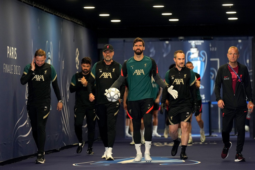 Liverpool bay sang Paris muộn hơn so với đối thủ Real Madrid