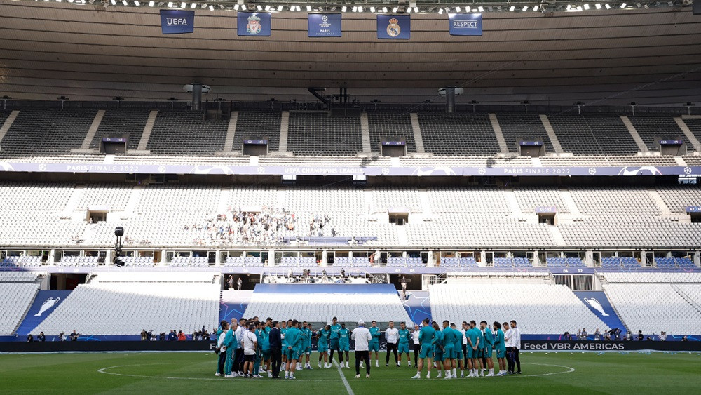 Real Madrid đáp chuyến bay sang Paris sớm hơn đối thủ Liverpool