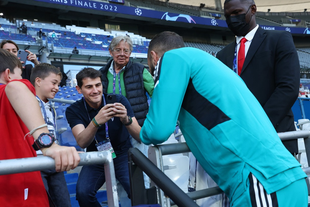 Cựu danh thủ Real Madrid Iker Casillas vào xem các đàn em tập luyện và chụp ảnh tiền đạo người Pháp