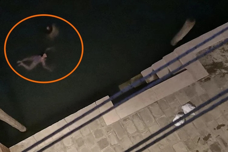 2 du khách thản nhiên bơi 'trần như nhộng' trên con kênh ở Venice