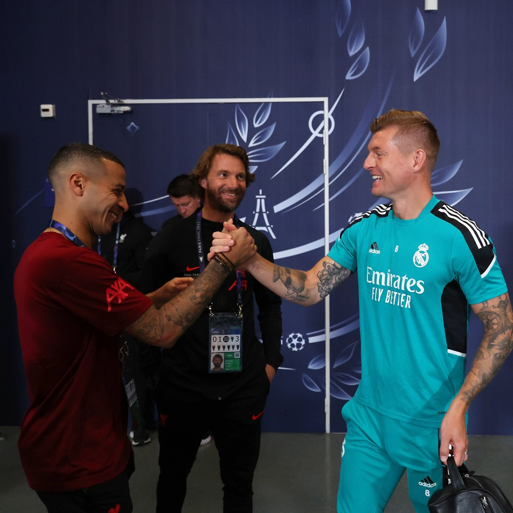 Toni Kroos và tiền vệ Thiago Alcantara bắt tay nhau ở buổi tập làm quen sân