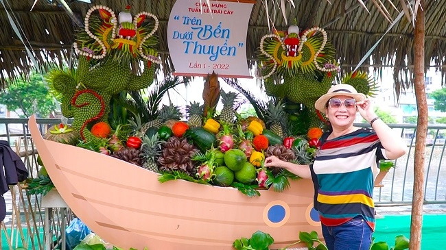 Dân Sài Gòn hào hứng mua trái cây, đặc sản ở lễ hội 'Trên bến dưới thuyền'