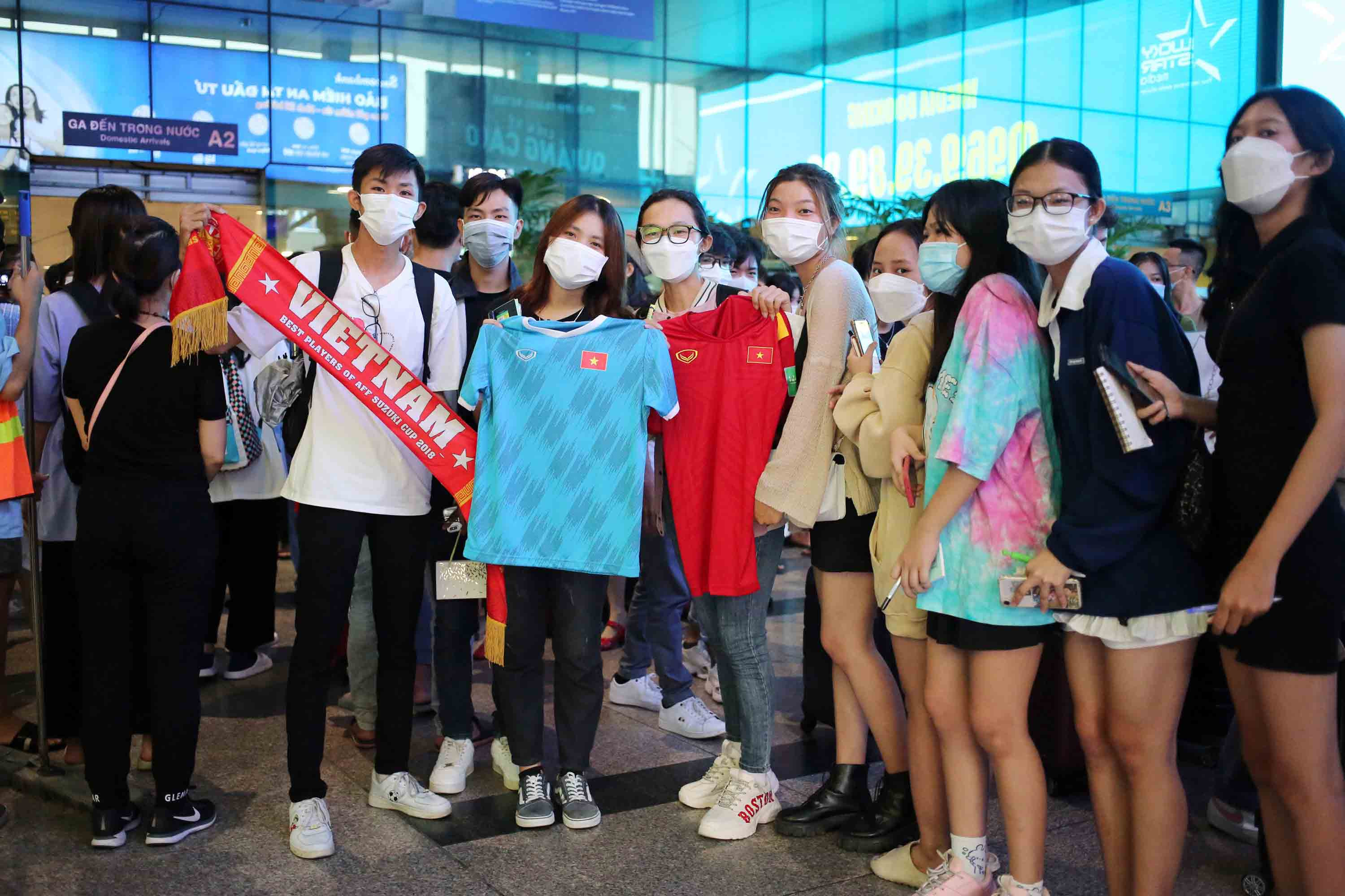 Chiều 28/5 rất đông người hâm mộ đã ra sân bay quốc tế Tân Sơn Nhất để đón tuyển Việt Nam 