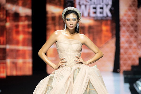 Vo Hoang Yen transforms into Thi Mau on the catwalk