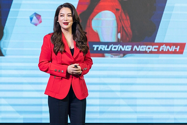 Truong Ngoc Anh, Thuy Van discuss rebellion, live ‘virtual’ with students