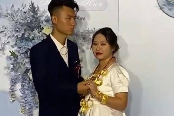 The bride received a huge dowry, but the groom’s expression caught his attention