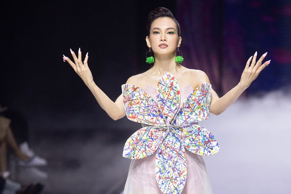 Siêu mẫu Anh Thư gặp sự cố trên sàn diễn