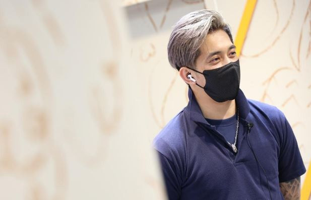 Chàng trai bán thịt lợn được fan nữ hâm mộ, xin chụp ảnh vì quá đẹp trai - 1