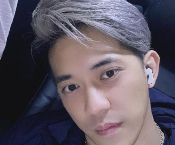 Chàng trai bán thịt lợn được fan nữ hâm mộ, xin chụp ảnh vì quá đẹp trai - 3