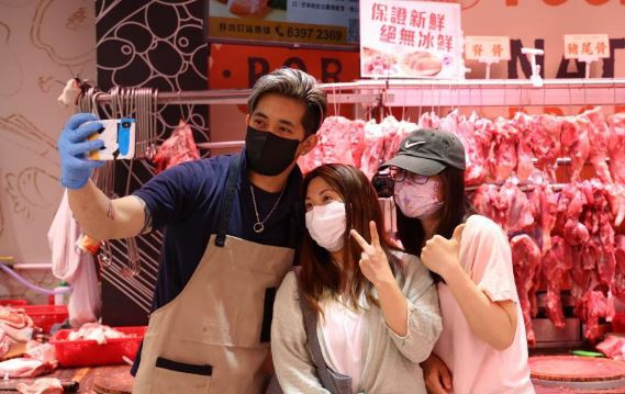 Chàng trai bán thịt lợn được fan nữ hâm mộ, xin chụp ảnh vì quá đẹp trai - 4