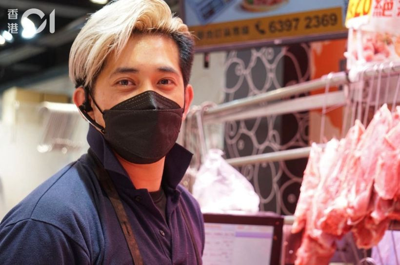 Chàng trai bán thịt lợn được fan nữ hâm mộ, xin chụp ảnh vì quá đẹp trai - 5