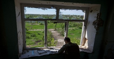 Russia increases bombardment, tightens encirclement in eastern Ukraine’s fire pan