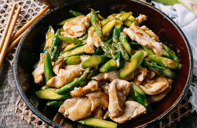 Stir-fried chicken with asparagus in 25 minutes