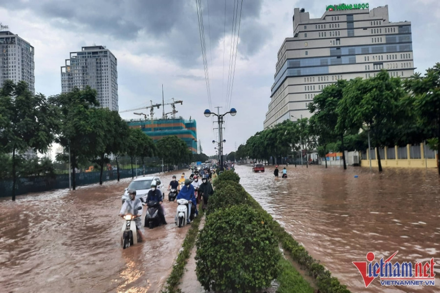 Mưa lớn, loạt tuyến phố ở Hà Nội chìm trong 'biển' nước