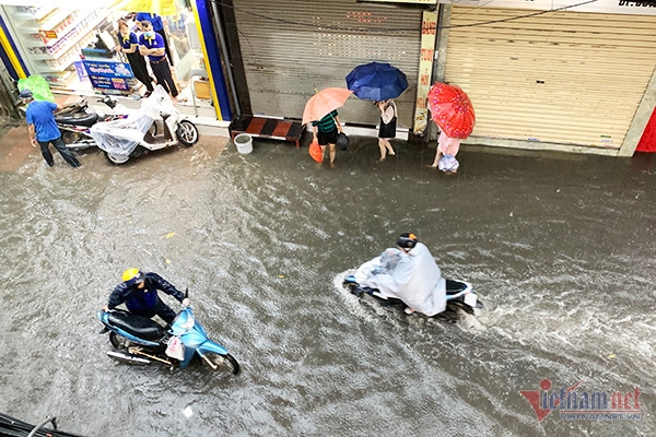 Phải làm gì khi xe máy bị ngập nước, chết máy?