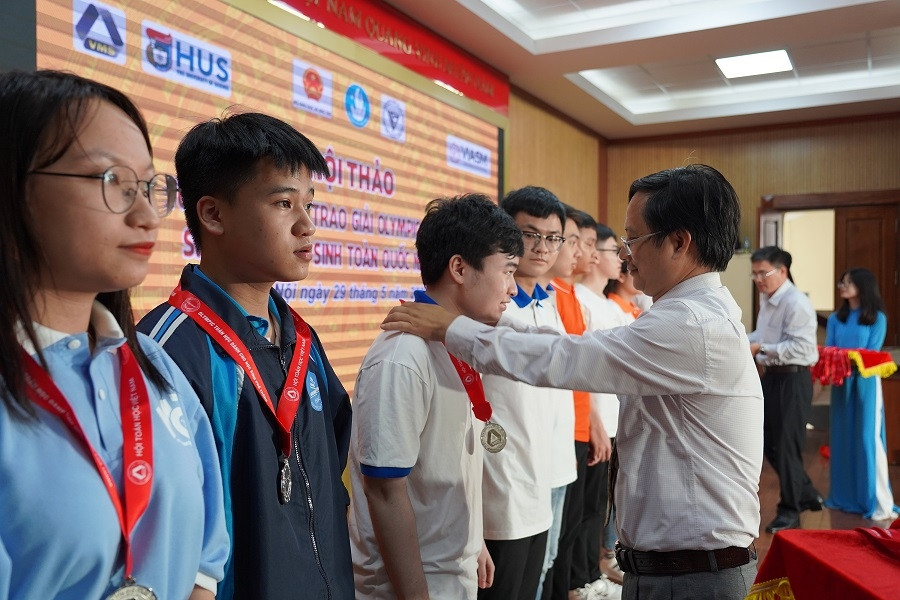 Summarizing and awarding the National Mathematical Olympiad for students and students 2022