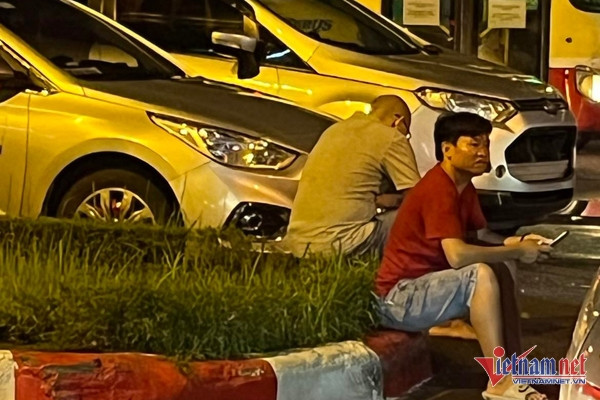 Late at night after the rain, Hanoi’s streets were jammed, the driver helplessly got out of the car and sat on the grass