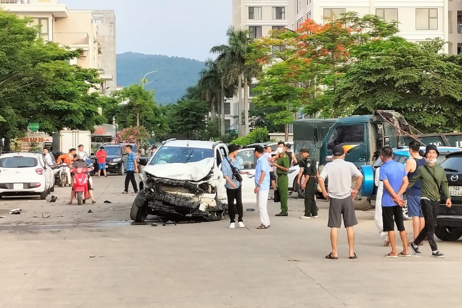 Xe bán tải tông hư hỏng hàng loạt ô tô trong khu đô thị ở Quảng Ninh