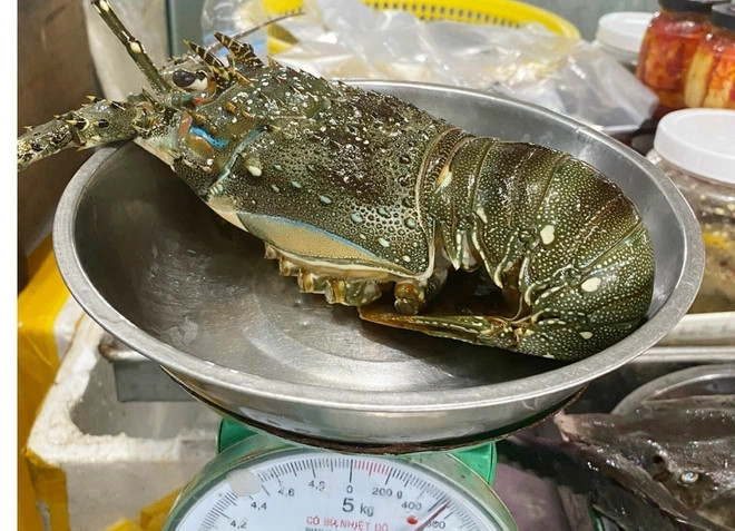 Giá hải sản tăng vọt, rau muống đắt đỏ 20.000 đồng/bó