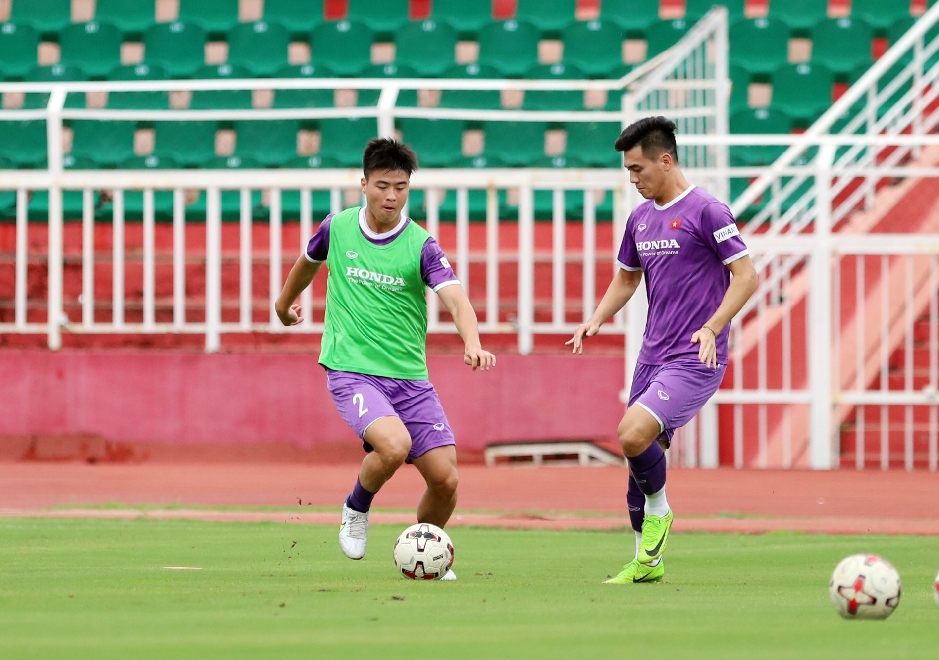 Tien Linh and Duy Manh on the training ground 