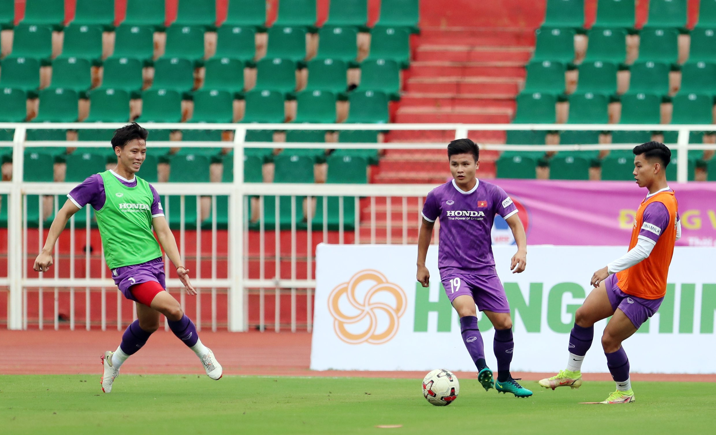 The Vietnamese team was quite excited during the first training session at Thong Nhat Stadium on the afternoon of May 29, preparing for a friendly match with Afghanistan.