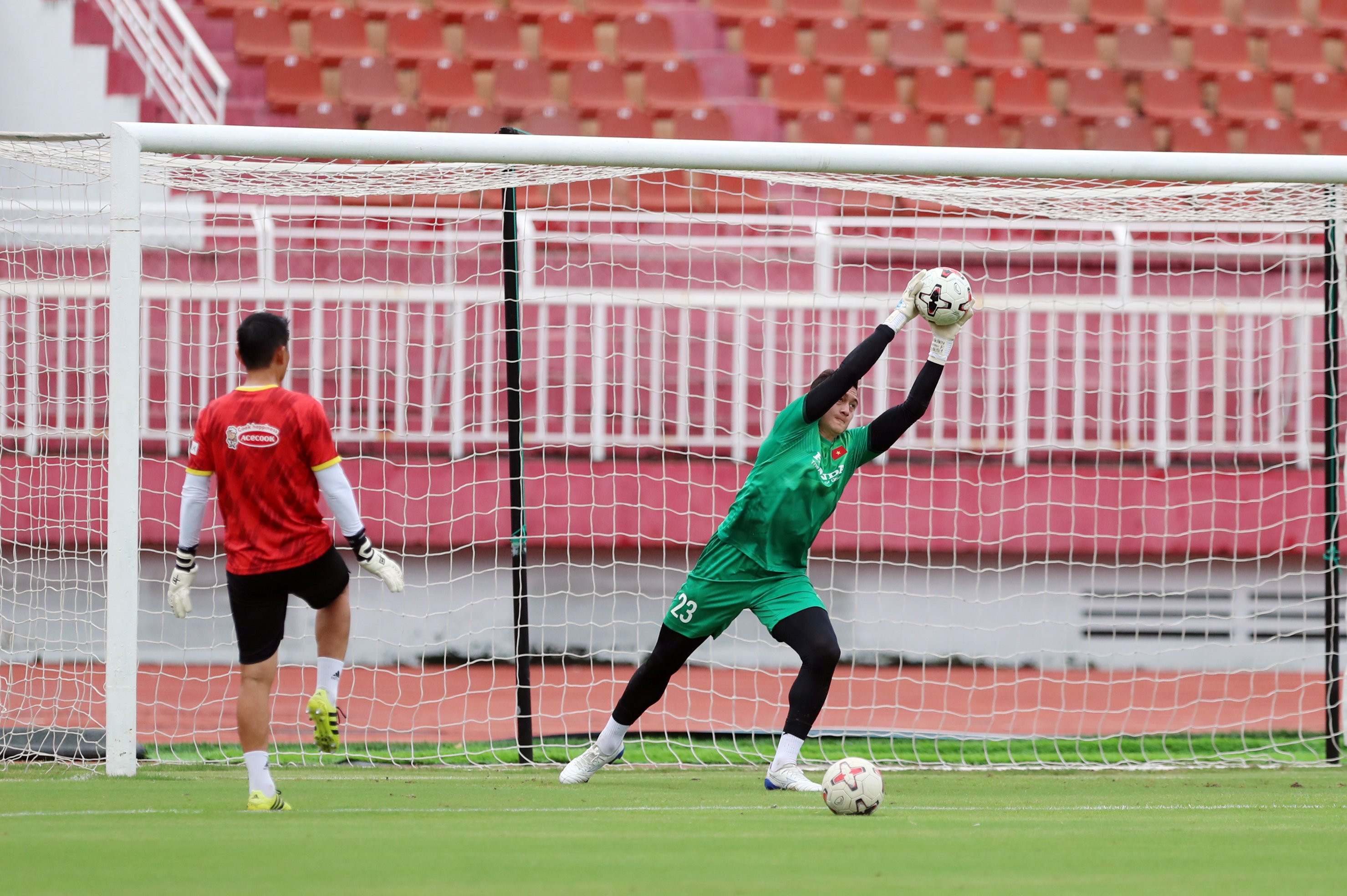 Goalkeeper Dang Van Lam practices with assistant The Anh 