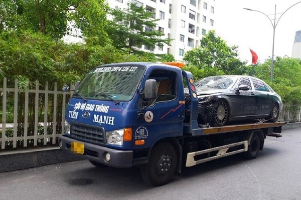 Nam bảo vệ lái Mercedes Maybach tông loạt xe máy trong hầm bị cho nghỉ việc