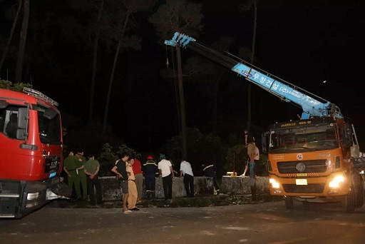 Bus carrying 30 falls into canyon in Vinh Phuc
