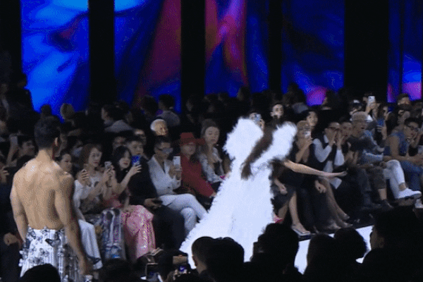 Hoa hậu Thùy Tiên ngã bổ nhào trên sàn runway, Anh Thư đầy khí chất