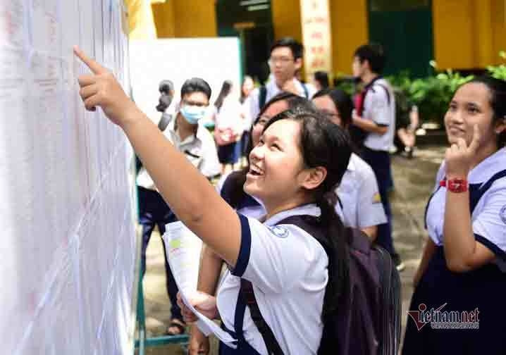 Top 10 public schools with the highest rate of entering class 10 in Hanoi in 2022