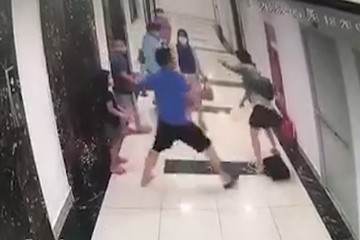 Gã đàn ông 'tung đòn' với một phụ nữ khi ra cửa thang máy ở Hà Nội