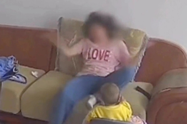 The video of a mother beating her child in China received an unexpected reaction