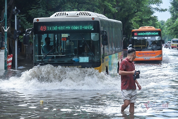 Bộ trưởng Trần Hồng Hà: Mưa lớn vào một thời điểm thì không hệ thống nào chống chịu được