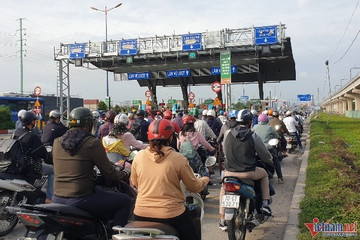Ùn ứ kéo dài trước trạm BOT Xa lộ Hà Nội