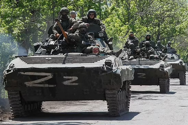 Nga tiến vào khu vực trọng yếu ở Donbass, TT Ukraine lần đầu tiên thị sát vùng ngoài Kiev